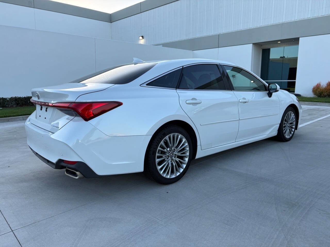 Used 2019 Toyota Avalon Limited w/ Advanced Safety Package FWD image 6