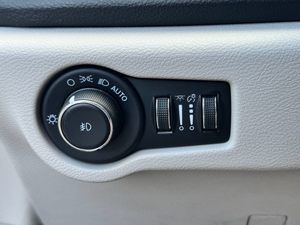 Used 2023 Chrysler Pacifica Limited FWD image 32