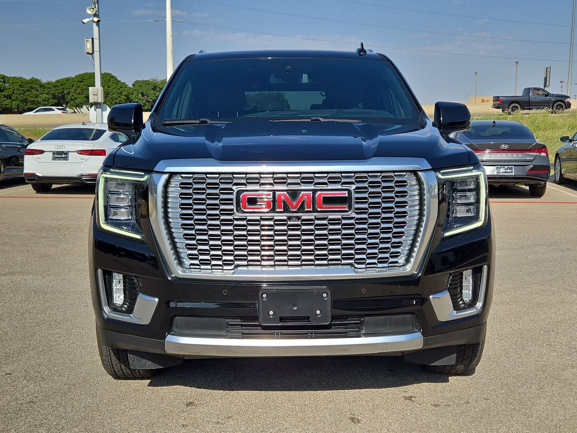 Used 2024 GMC Yukon XL Denali AWD/4WD image 10