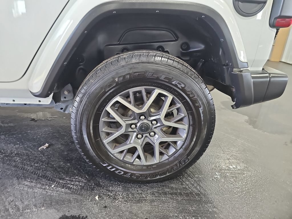 Used 2025 Jeep Wrangler Unlimited Sahara AWD/4WD image 32