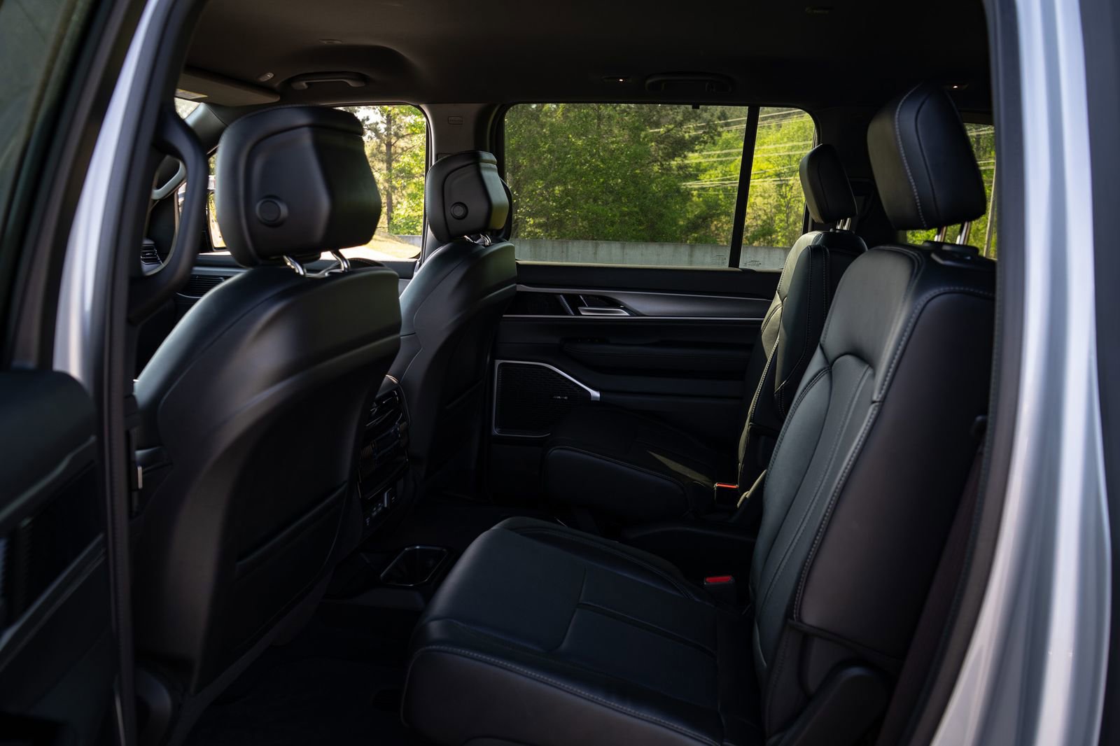 Used 2025 Jeep Wagoneer L Series II AWD/4WD image 18