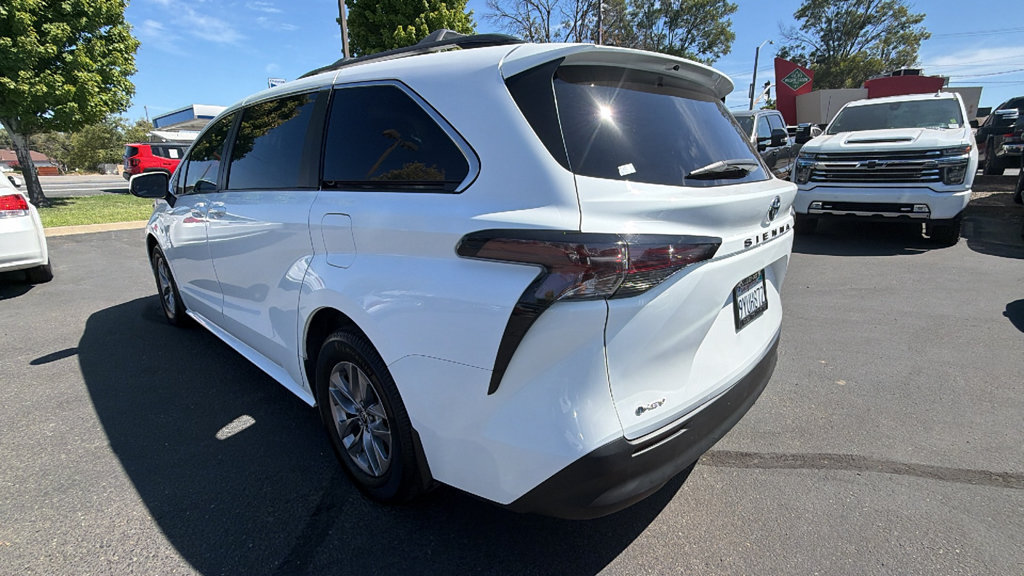 Used 2025 Toyota Sienna LE FWD image 6