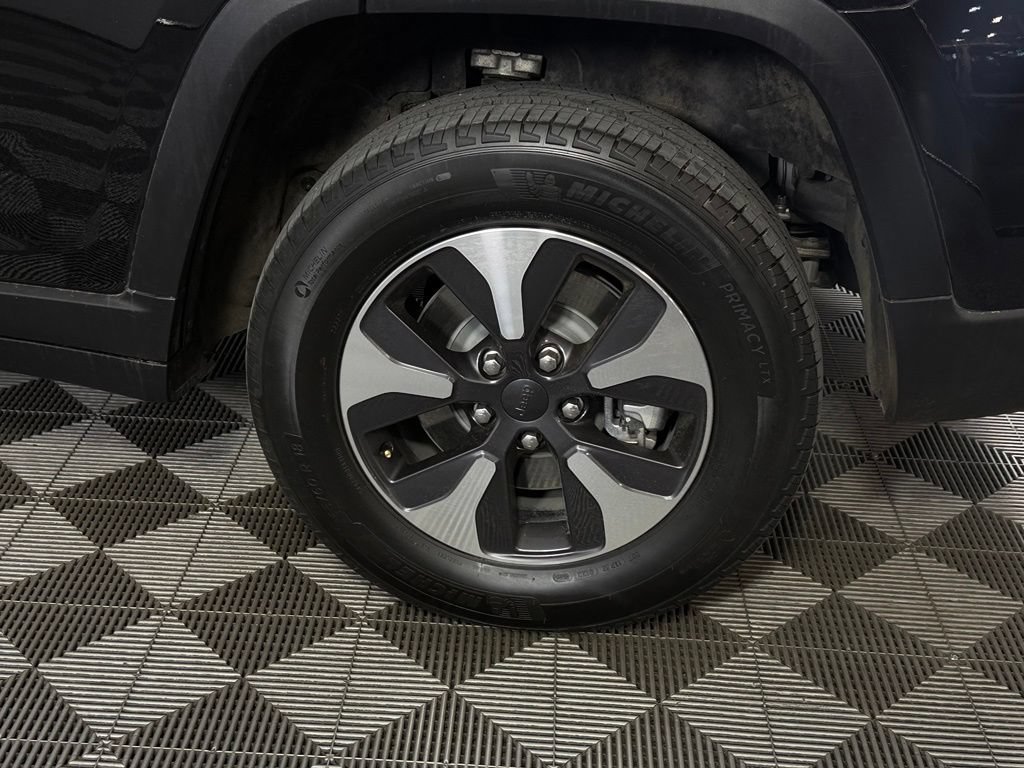 Certified 2023 Jeep Grand Cherokee 4WD 4xe w/ Luxury Tech Group II image 11