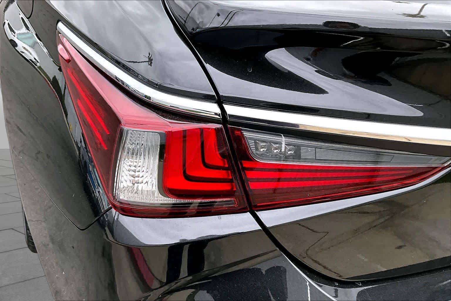 Used 2024 Lexus ES 300h w/ Premium Package FWD image 28