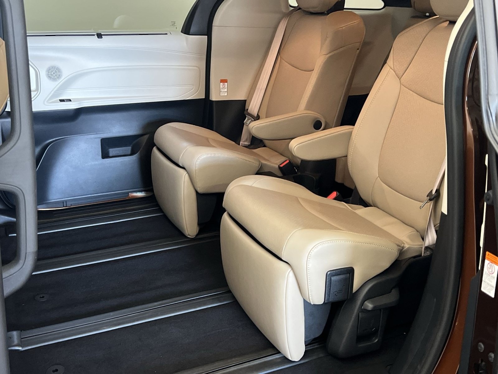 Used 2021 Toyota Sienna Limited FWD image 24