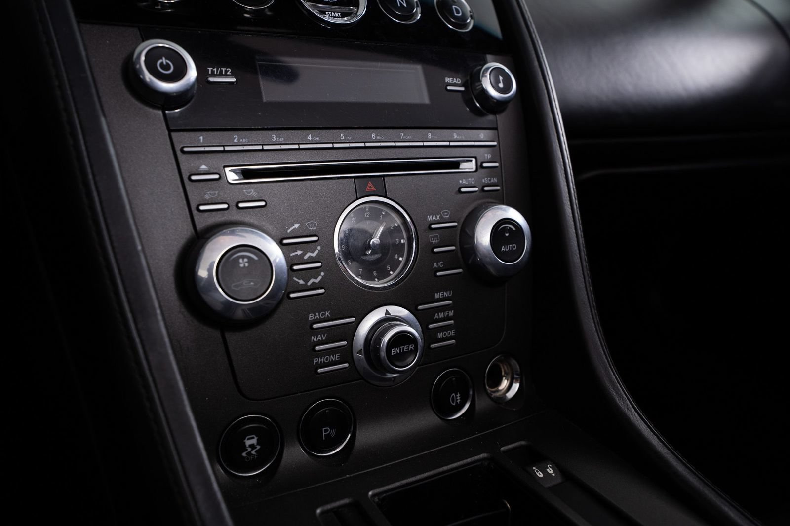 Used 2012 Aston Martin V8 Vantage Roadster RWD image 39