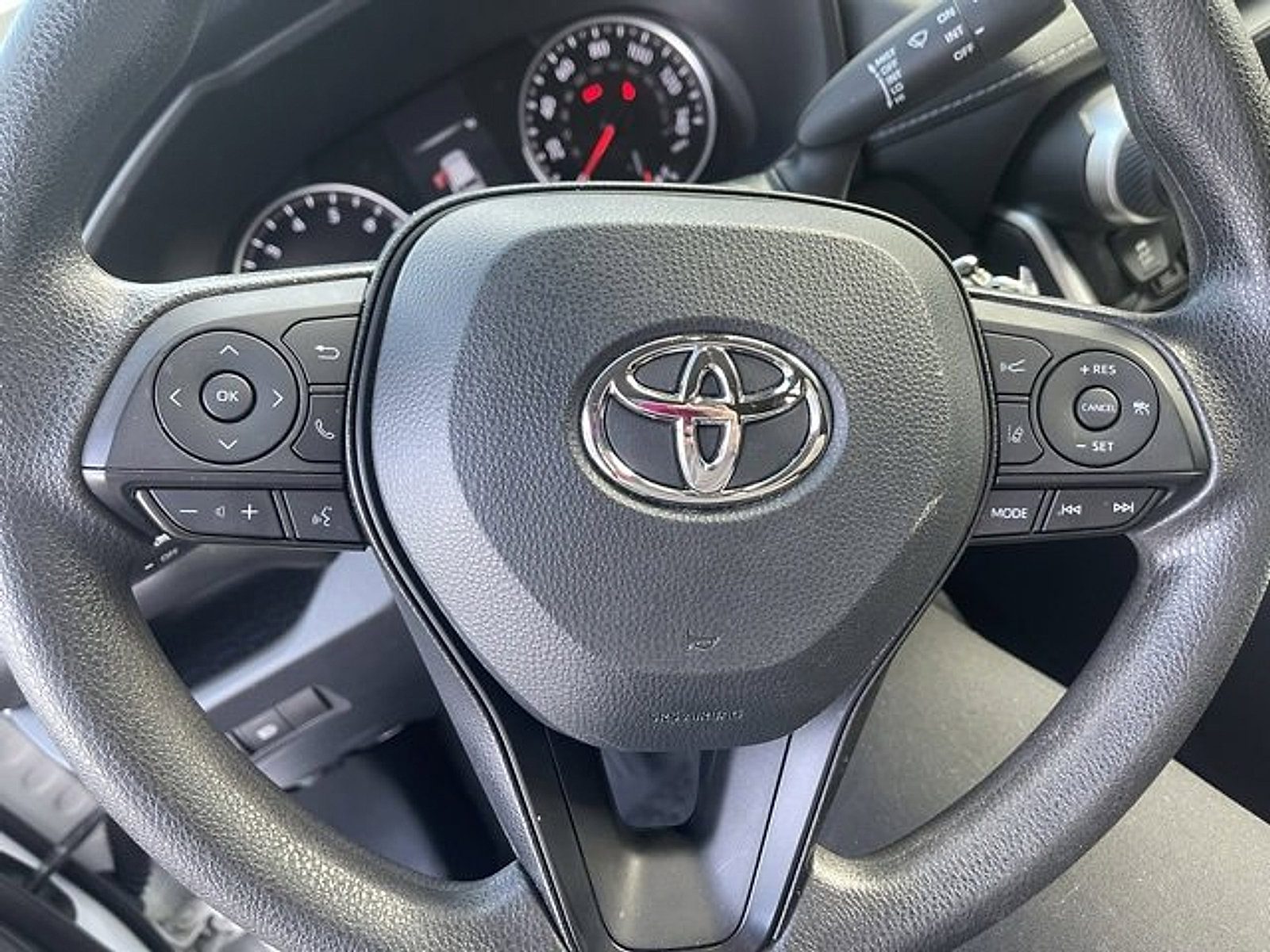 Used 2022 Toyota RAV4 LE image 11