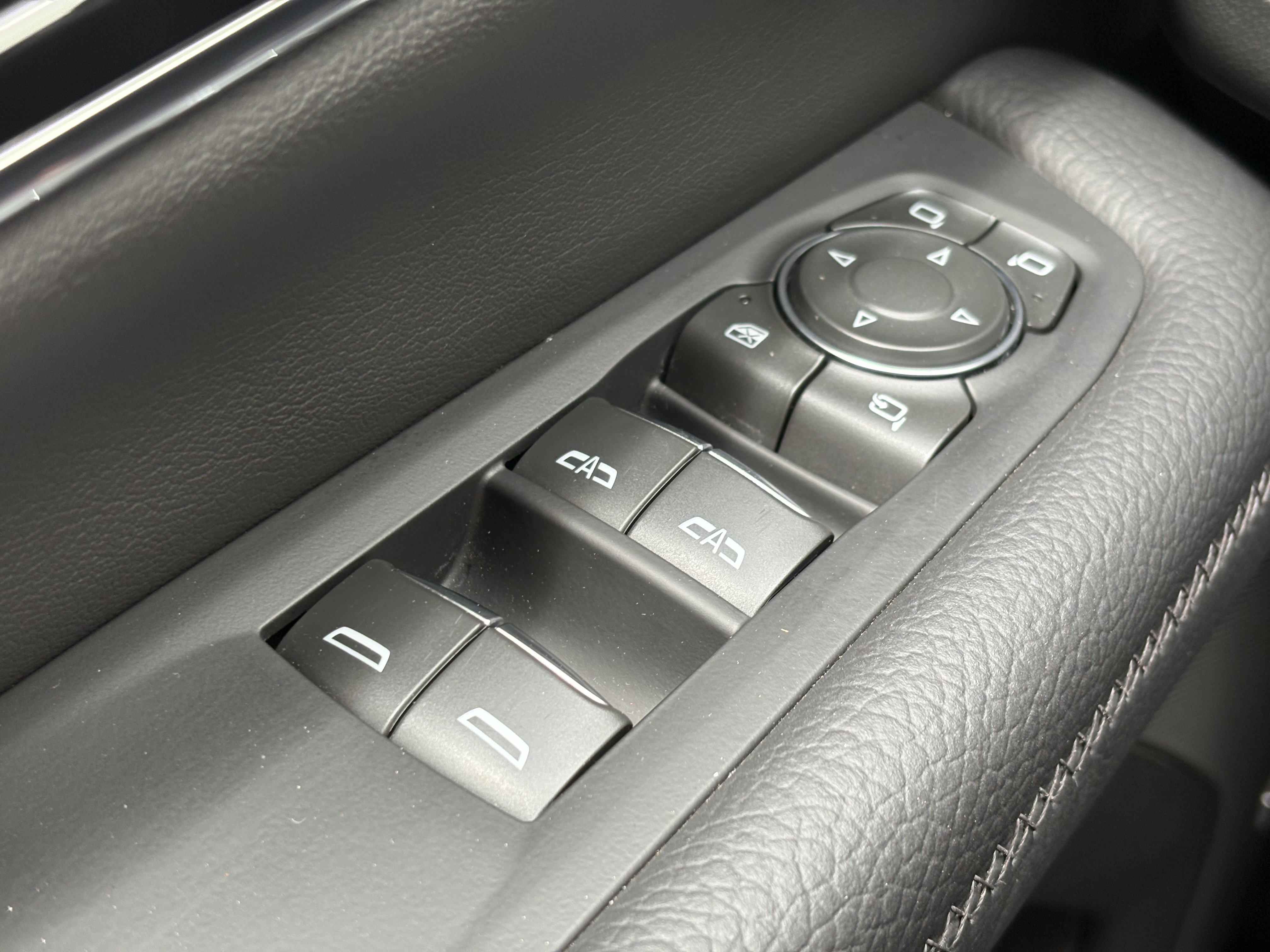 Used 2025 GMC Yukon XL Denali AWD/4WD image 29