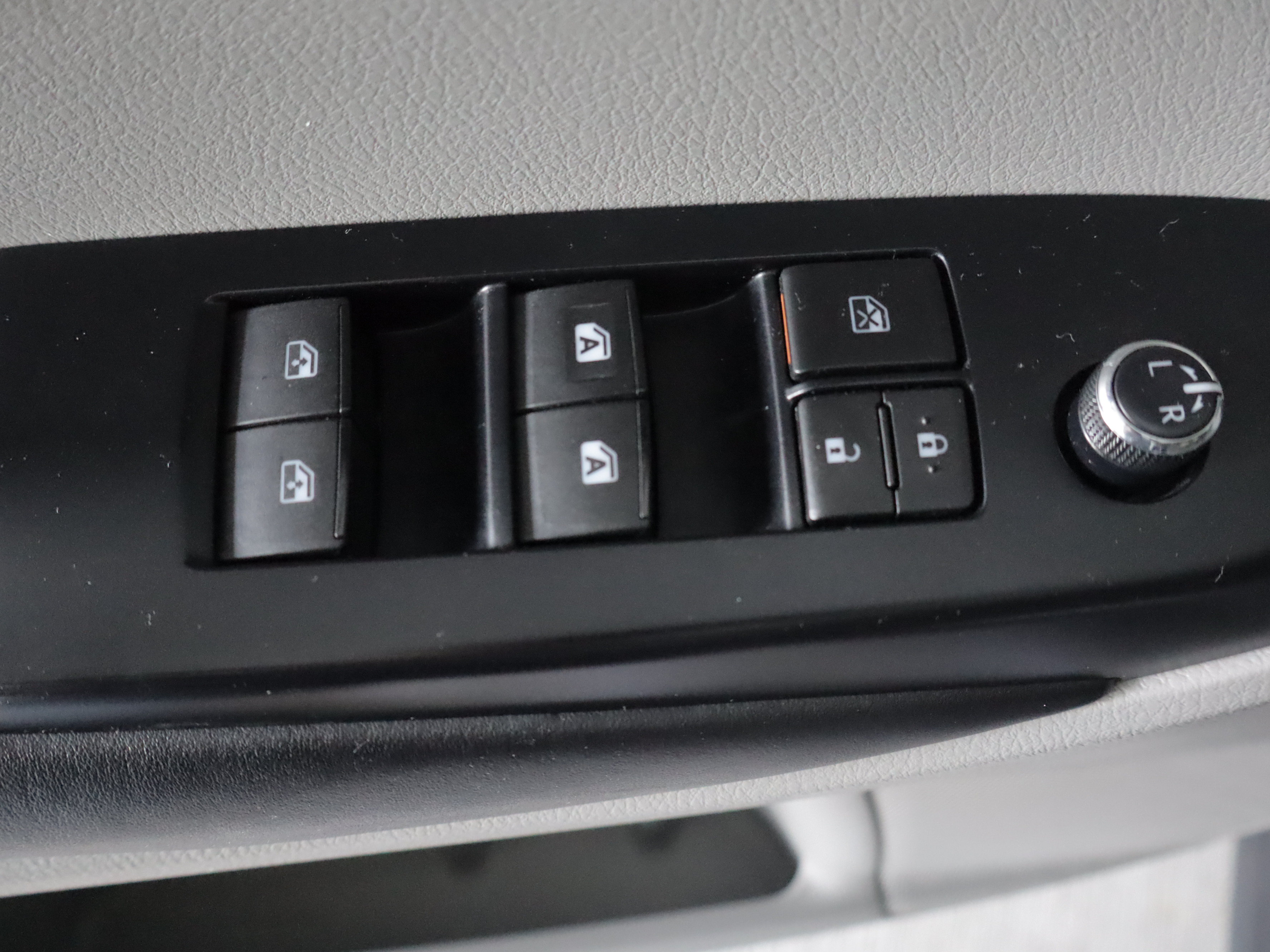 Used 2018 Toyota Highlander Plus AWD/4WD image 12