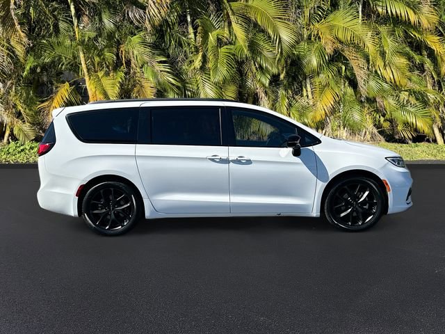 Used 2025 Chrysler Pacifica Limited image 4