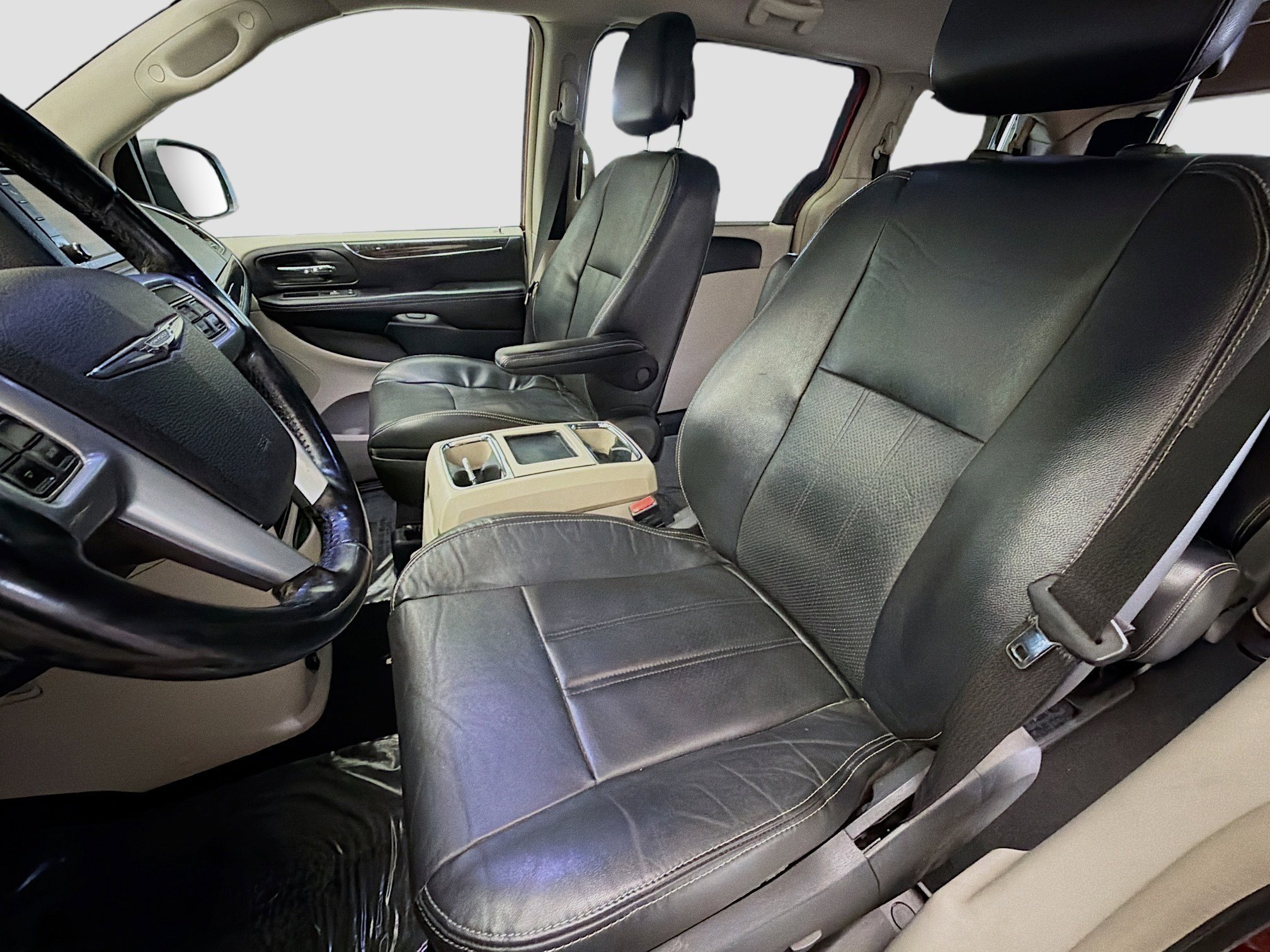 Used 2011 Chrysler Town & Country Touring-L image 11