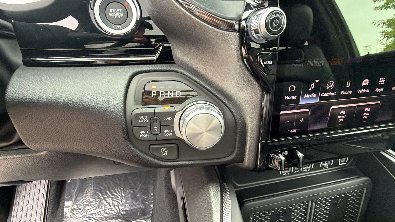 New 2026 RAM 1500 Laramie AWD/4WD image 27