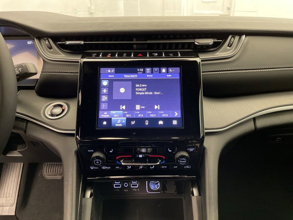 New 2025 Jeep Grand Cherokee Altitude image 10