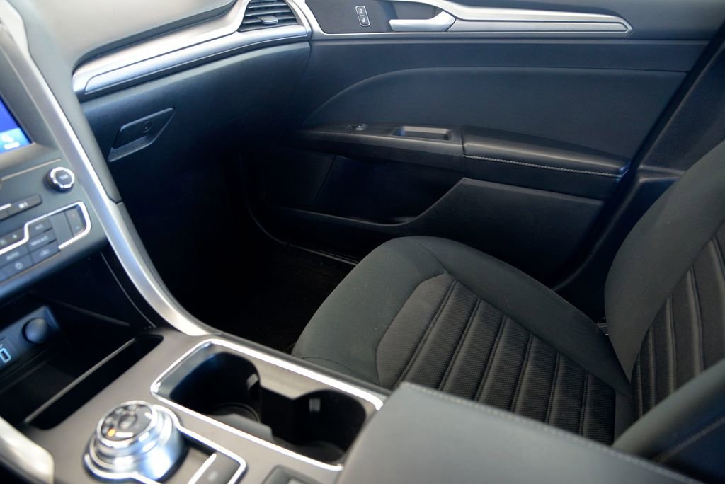 Used 2020 Ford Fusion SE image 27