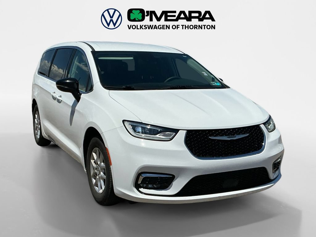 Used 2024 Chrysler Pacifica Touring-L FWD image 7