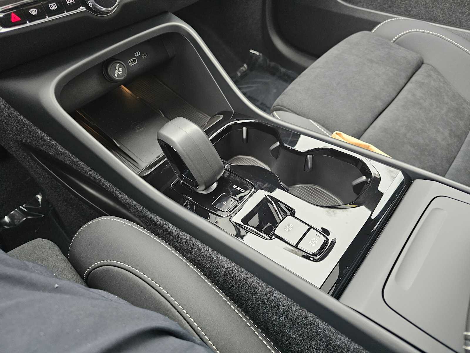 New 2026 Volvo XC40 B5 Ultra w/ Climate Package AWD/4WD image 30