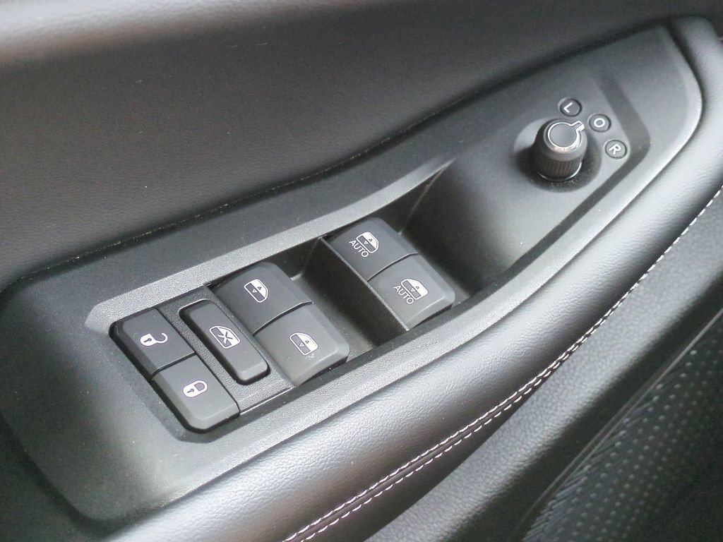 Used 2025 Jeep Grand Cherokee L Altitude AWD/4WD image 27