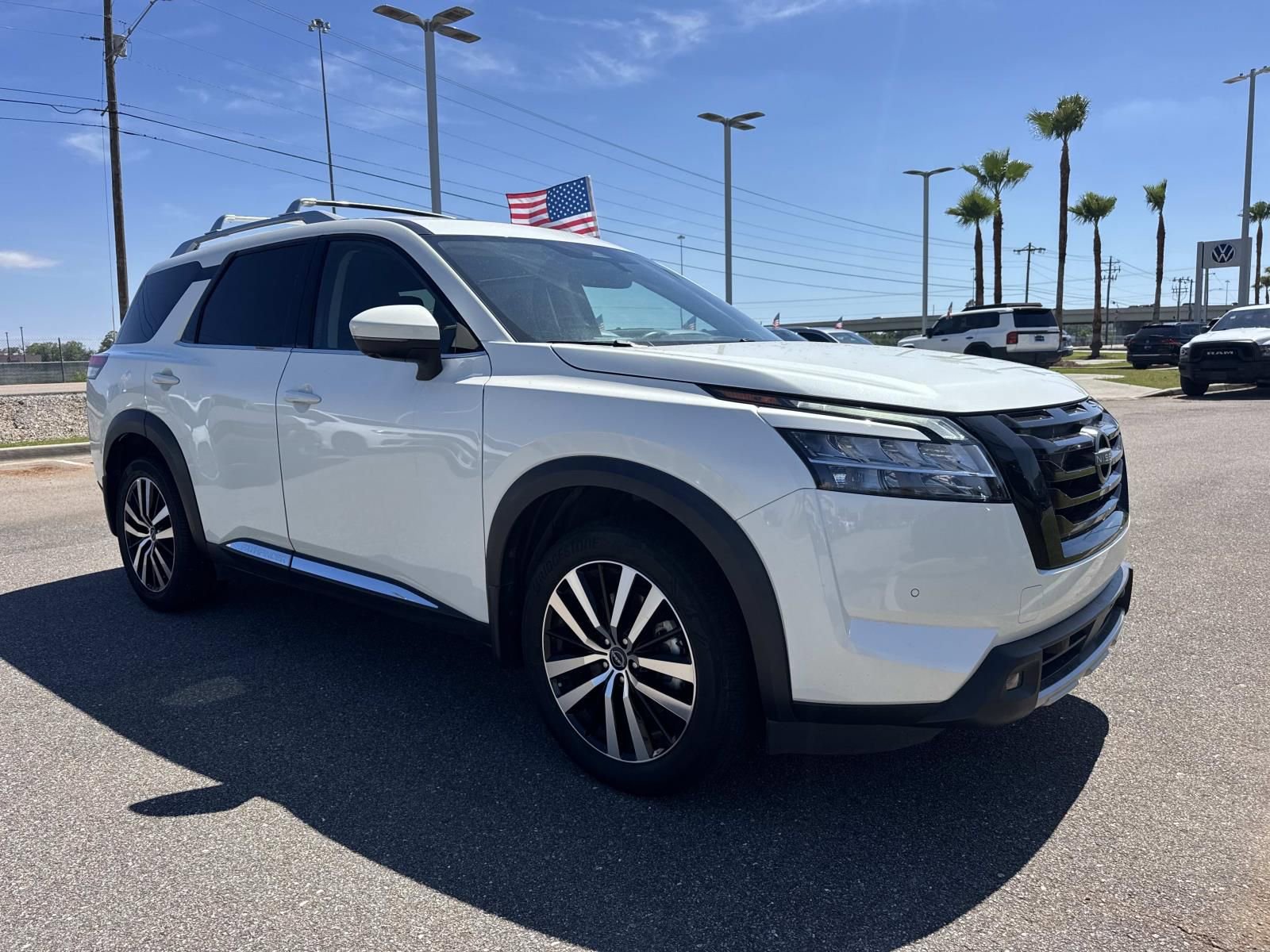 Used 2023 Nissan Pathfinder Platinum w/ Black Appearance Package FWD image 3