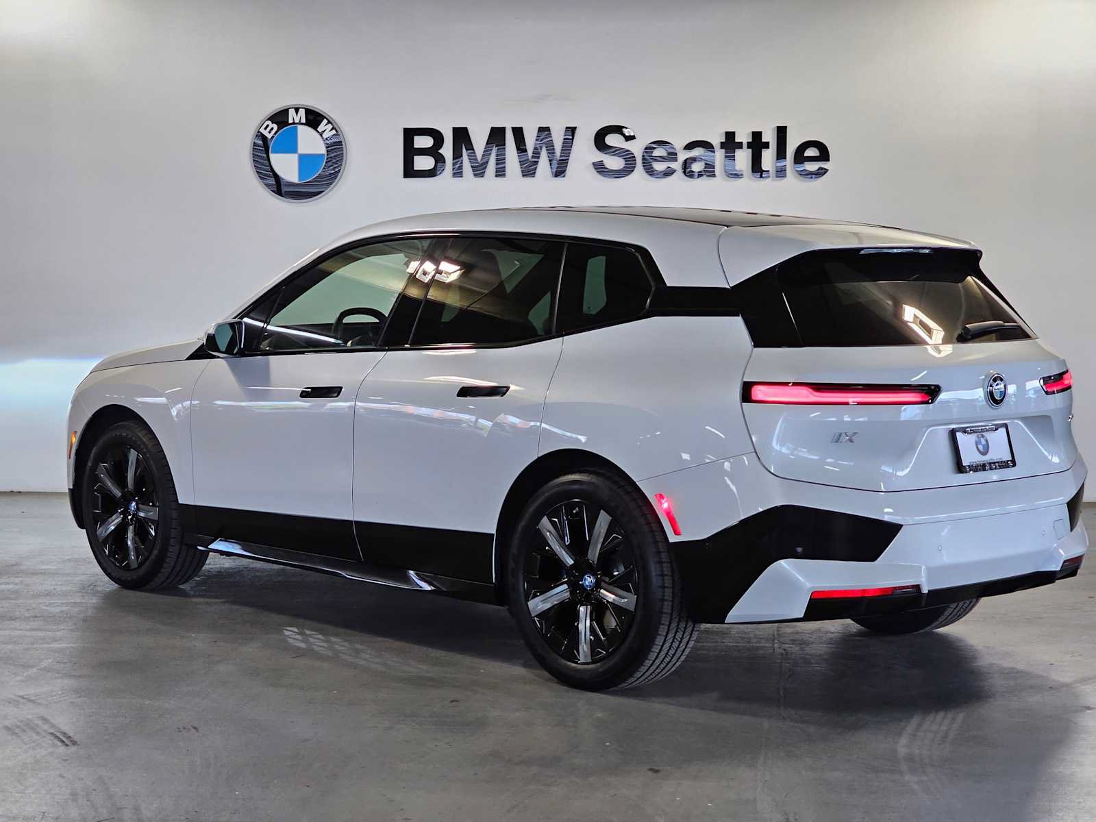 Used 2024 BMW iX xDrive50 w/ Premium Package AWD/4WD image 4