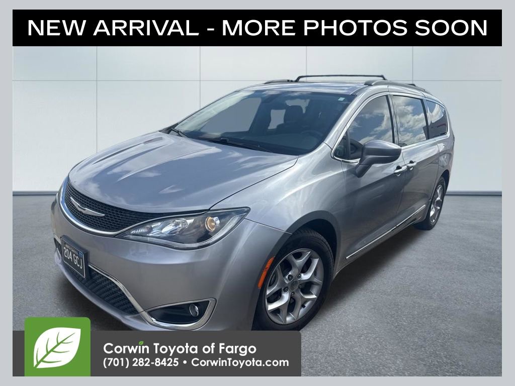 Used 2017 Chrysler Pacifica Touring-L w/ Tire & Wheel Group FWD image 1