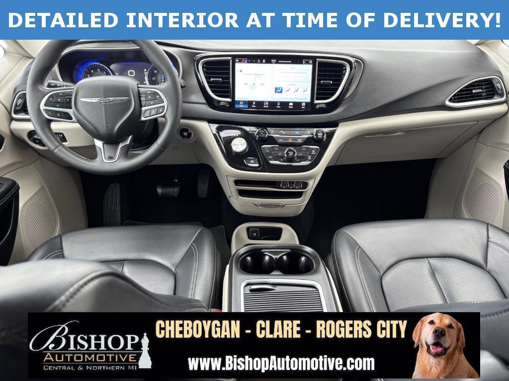 Used 2023 Chrysler Pacifica Touring-L image 6