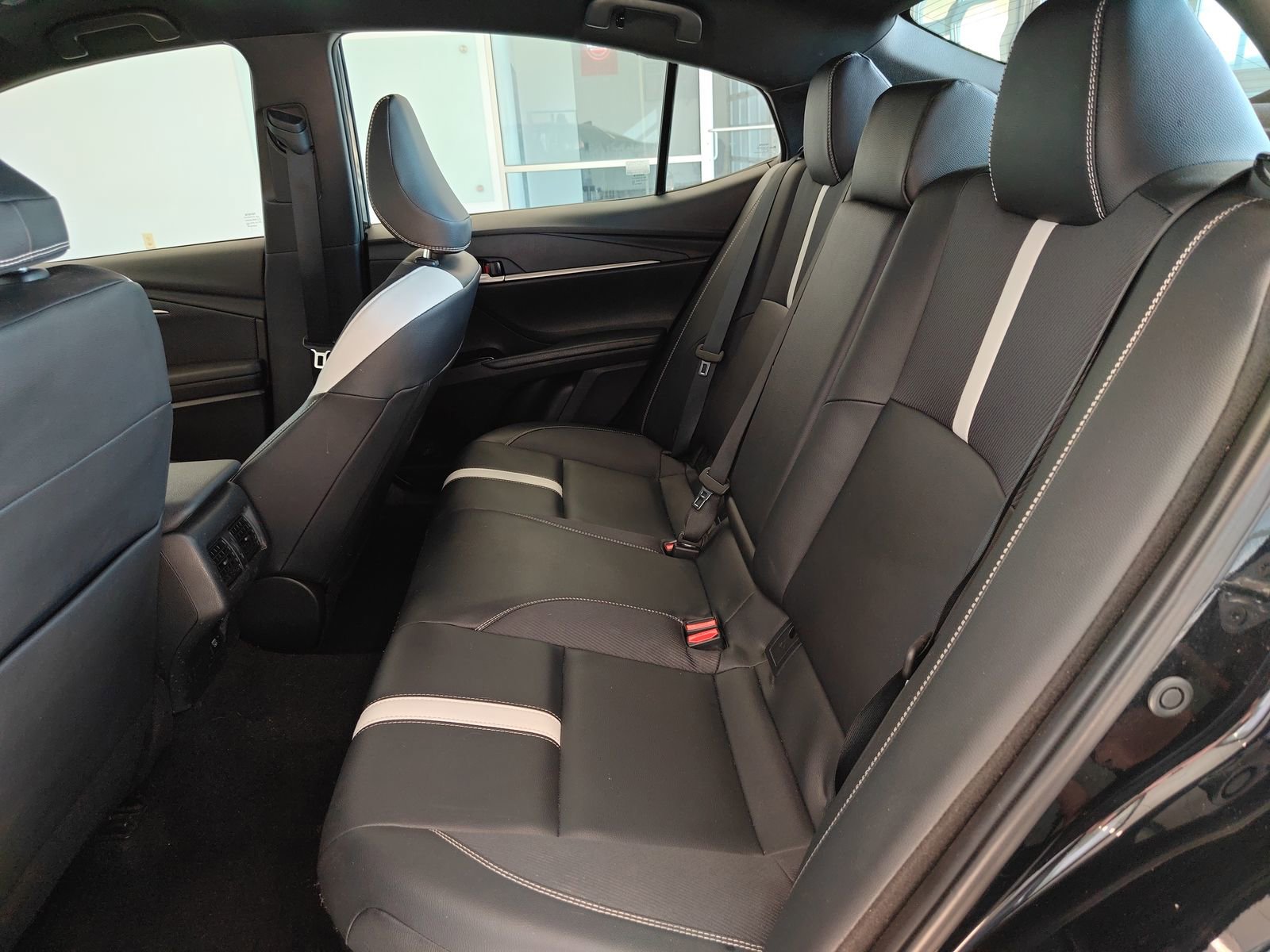 Used 2025 Toyota Camry SE image 11