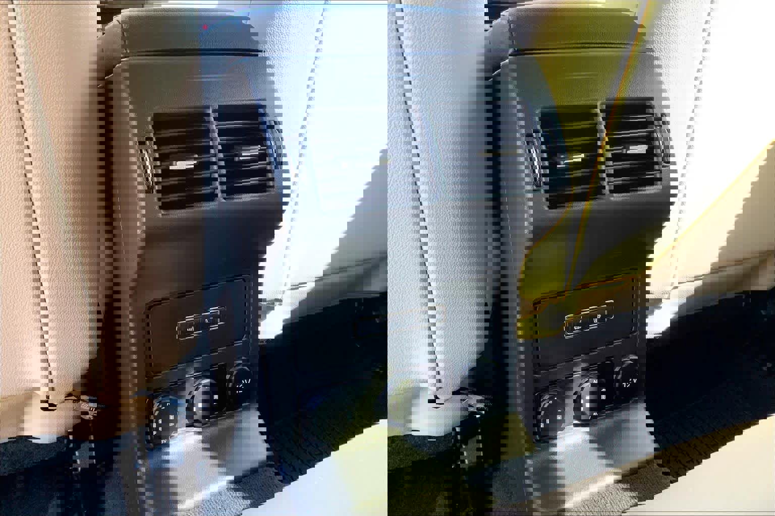 Used 2018 Jaguar F-PACE Premium image 35