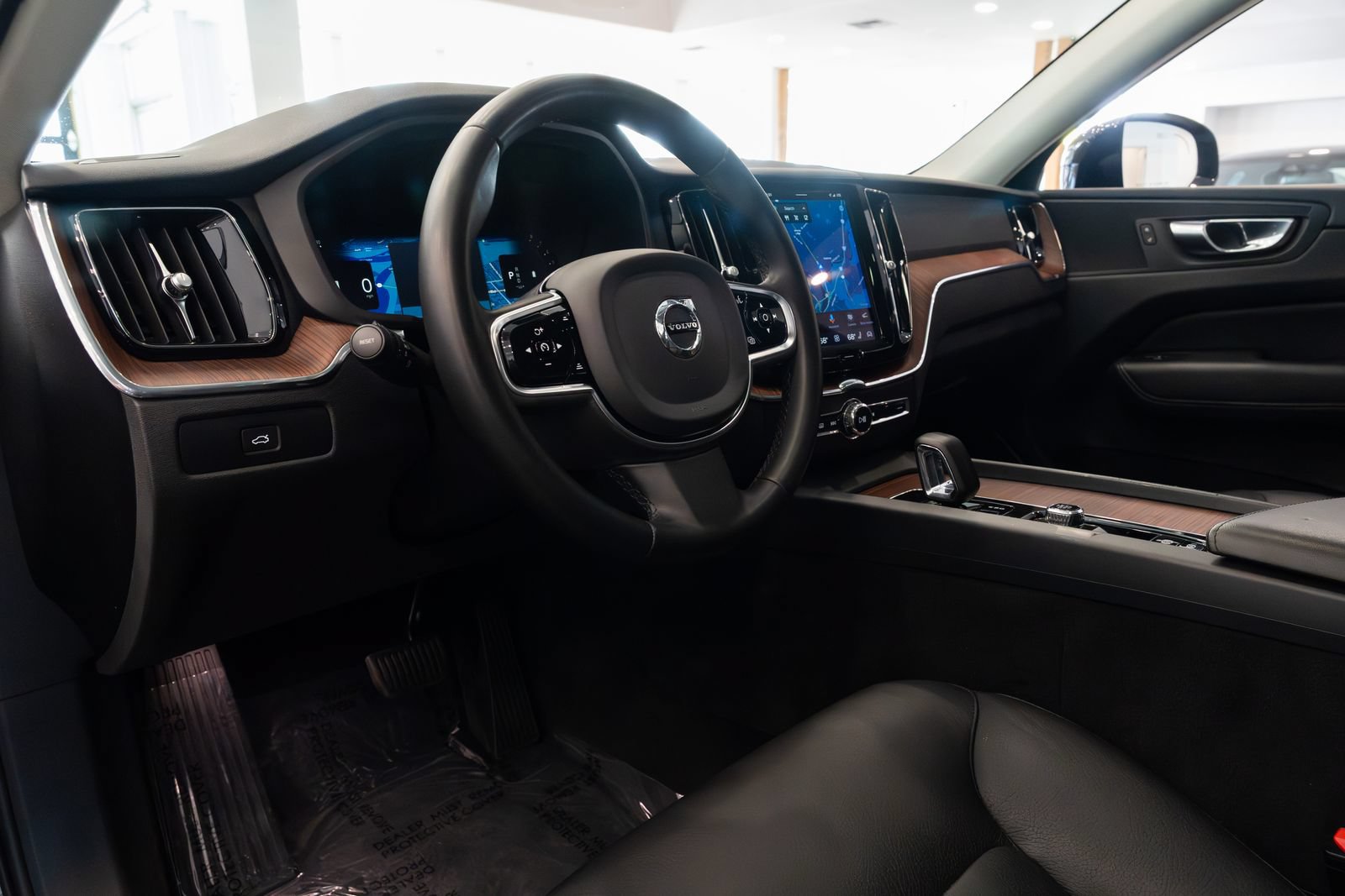 Used 2023 Volvo XC60 B5 Plus w/ Protection Package Premier AWD/4WD image 18