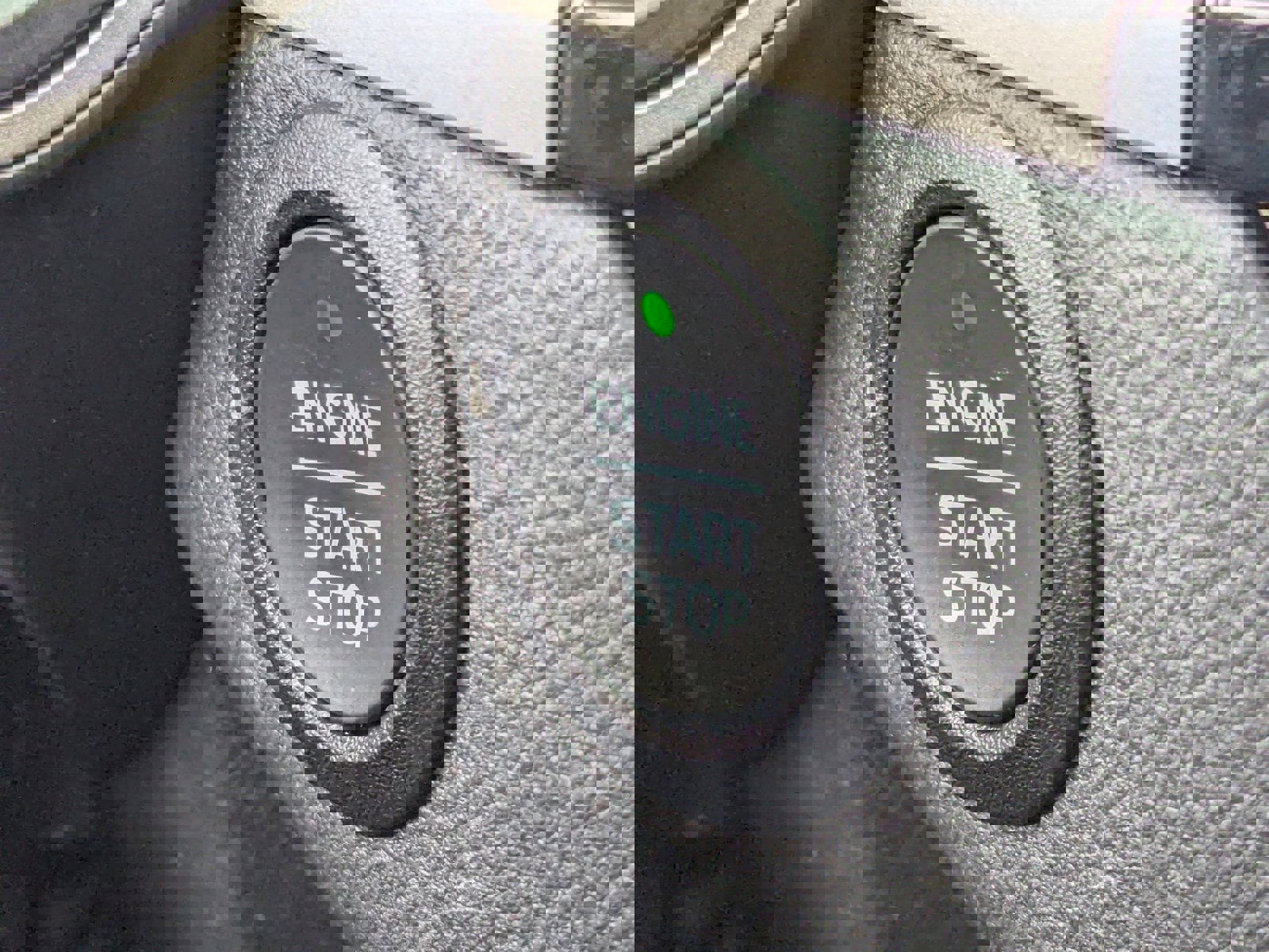 Used 2022 Ford Escape SE w/ SE Sport Appearance Package image 32