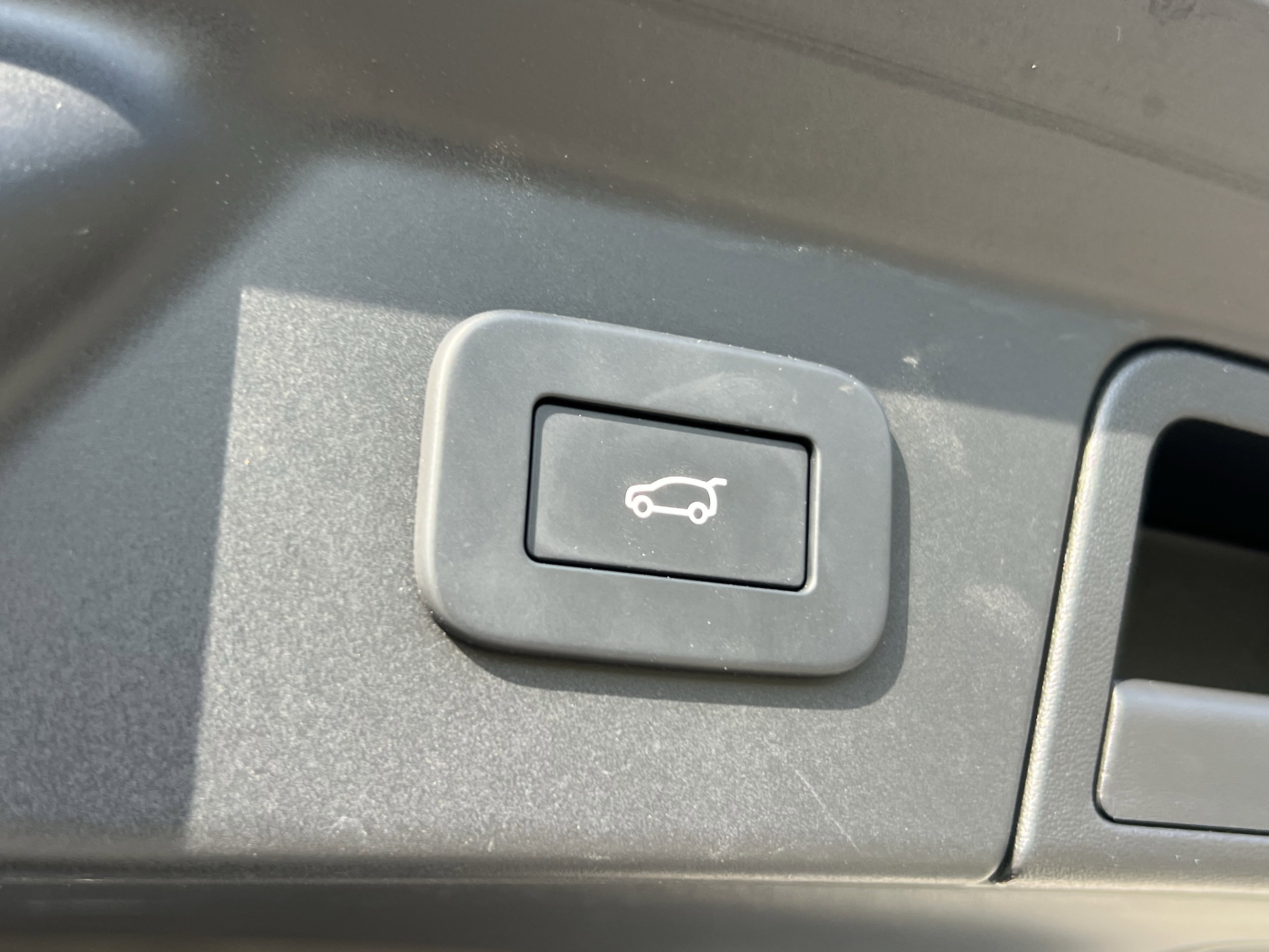 Used 2023 Land Rover Range Rover Velar R-Dynamic S image 37