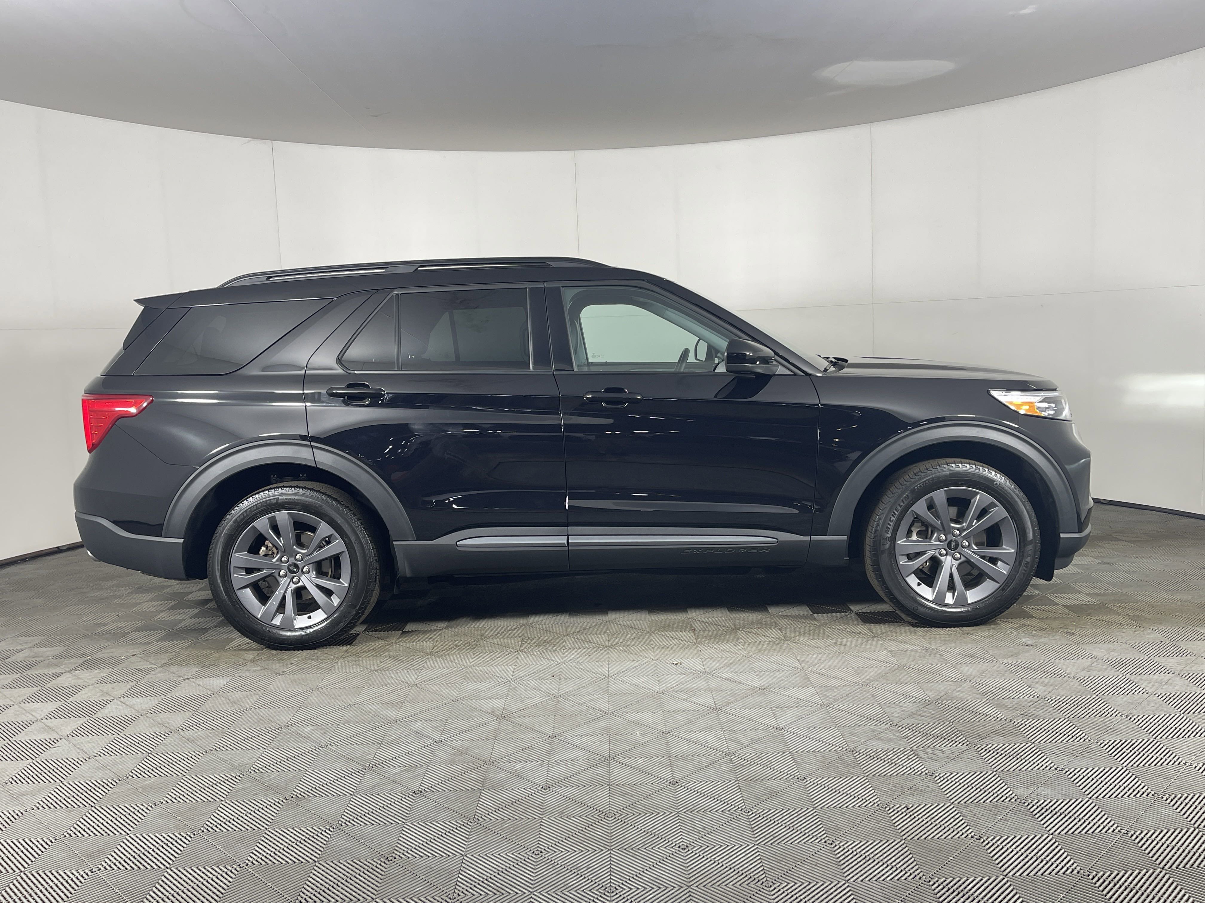 Used 2023 Ford Explorer XLT w/ Equipment Group 202A image 5