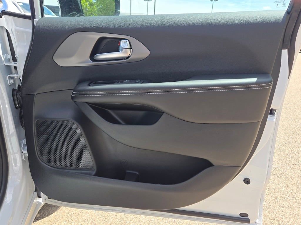 New 2027 Chrysler Pacifica Select FWD image 8