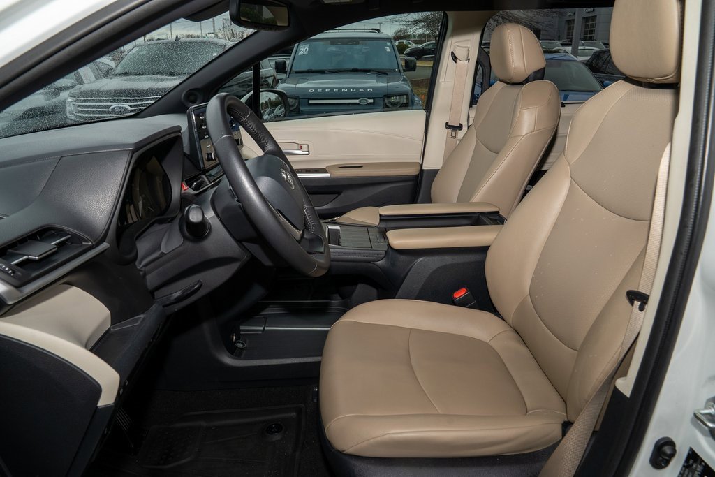Used 2021 Toyota Sienna XLE image 13