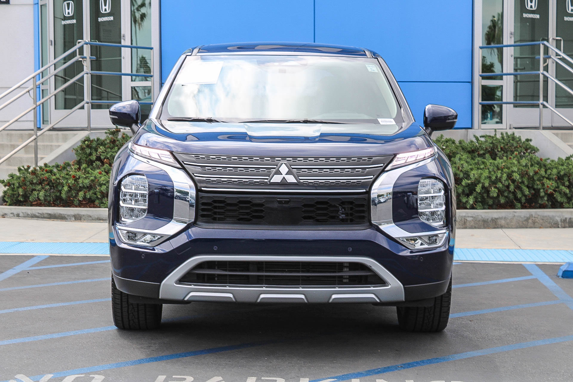 Used 2024 Mitsubishi Outlander SE AWD/4WD image 2