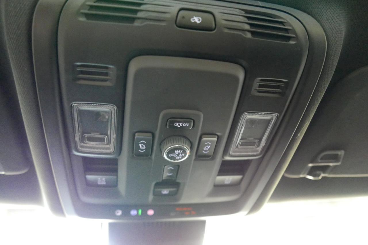 Used 2025 Chevrolet Suburban High Country AWD/4WD image 16