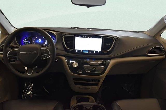 Used 2023 Chrysler Pacifica Touring-L image 5