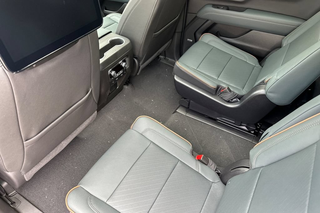 New 2026 GMC Yukon XL AT4 w/ AT4 Premium Plus Package AWD/4WD image 12