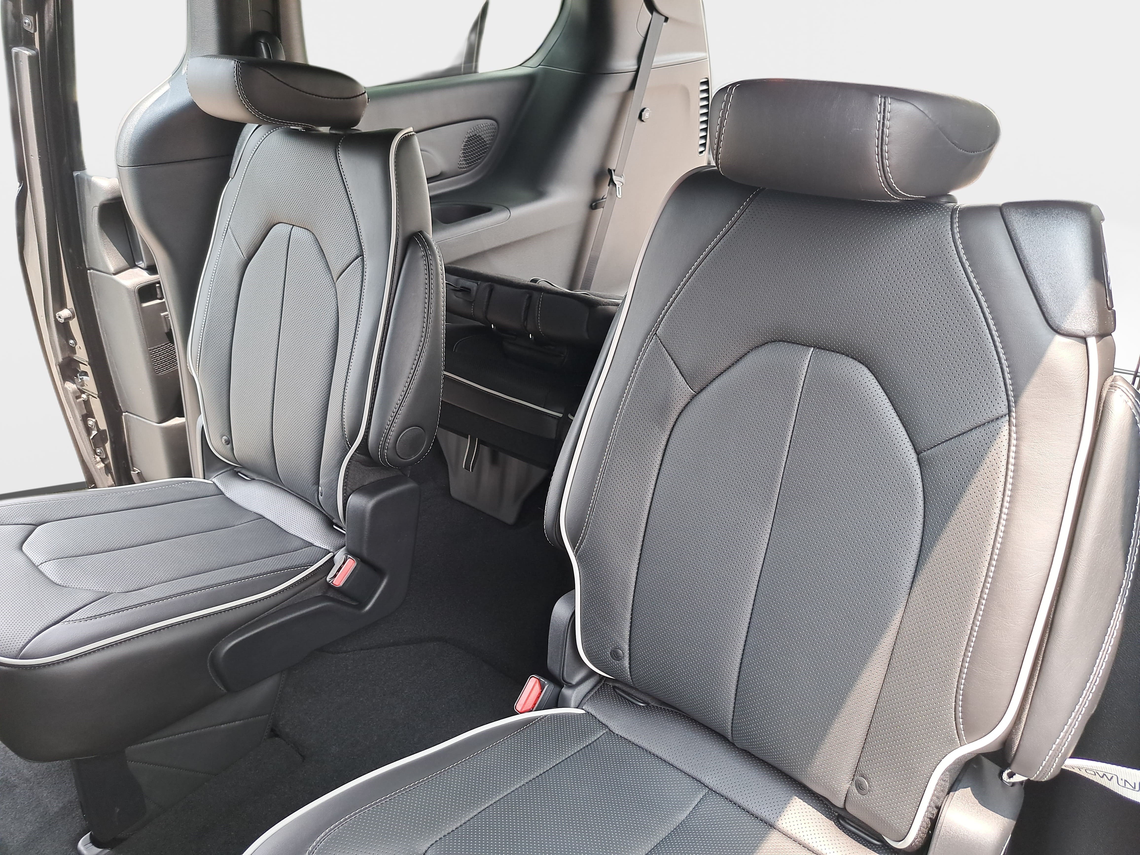New 2027 Chrysler Pacifica Limited FWD image 16