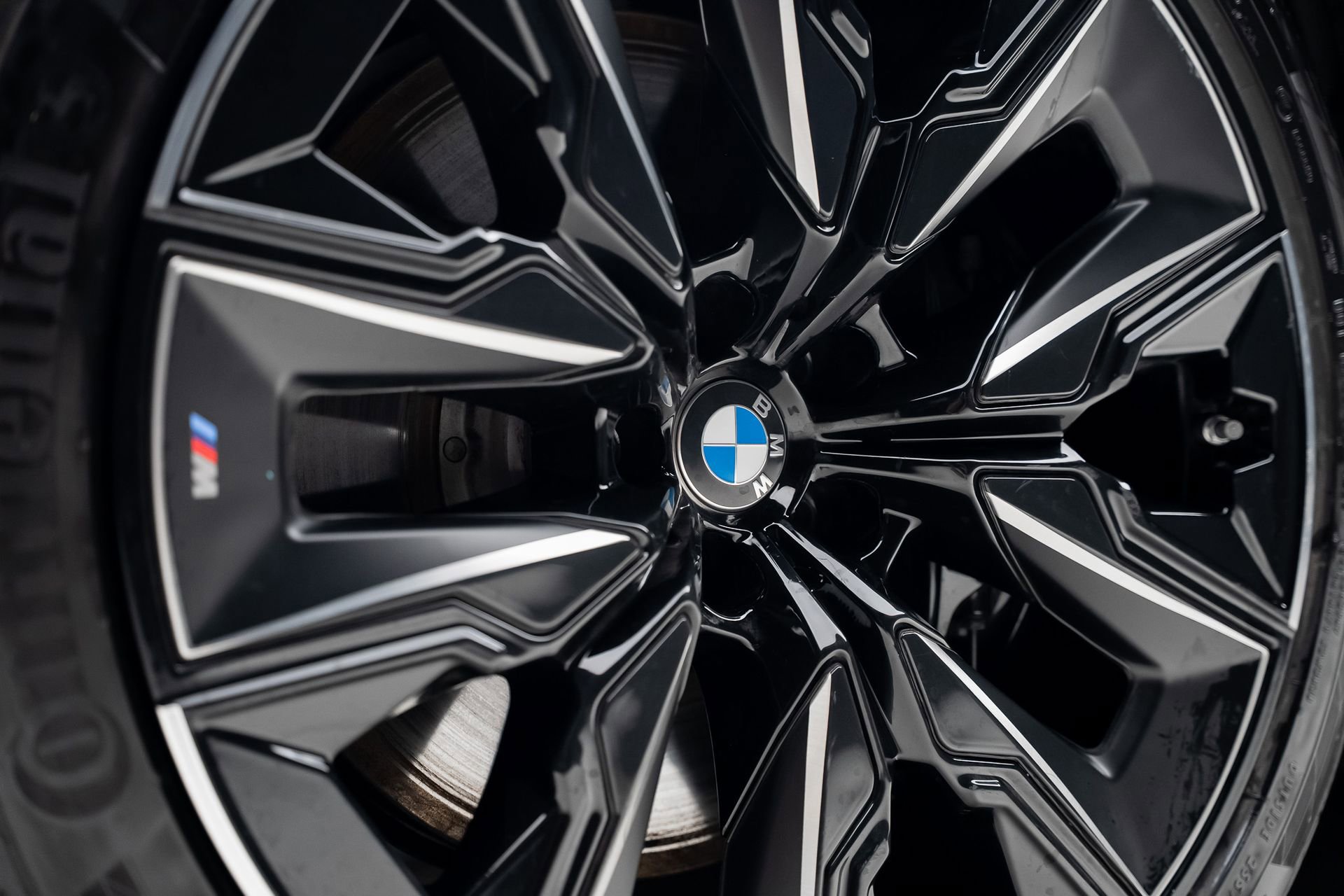 Used 2023 BMW 760i xDrive w/ Executive Package image 23