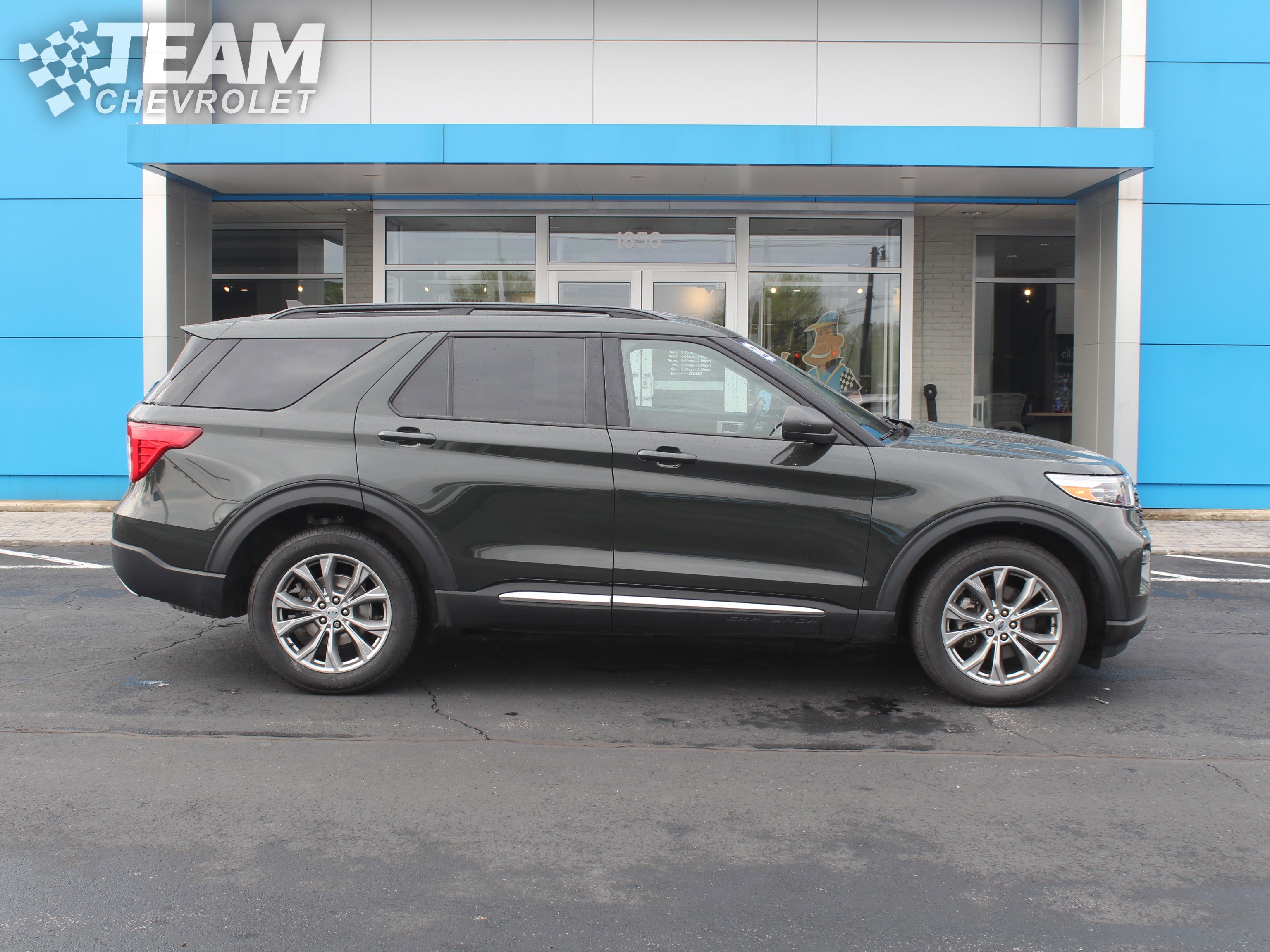 Used 2022 Ford Explorer XLT w/ Equipment Group 202A AWD/4WD image 3