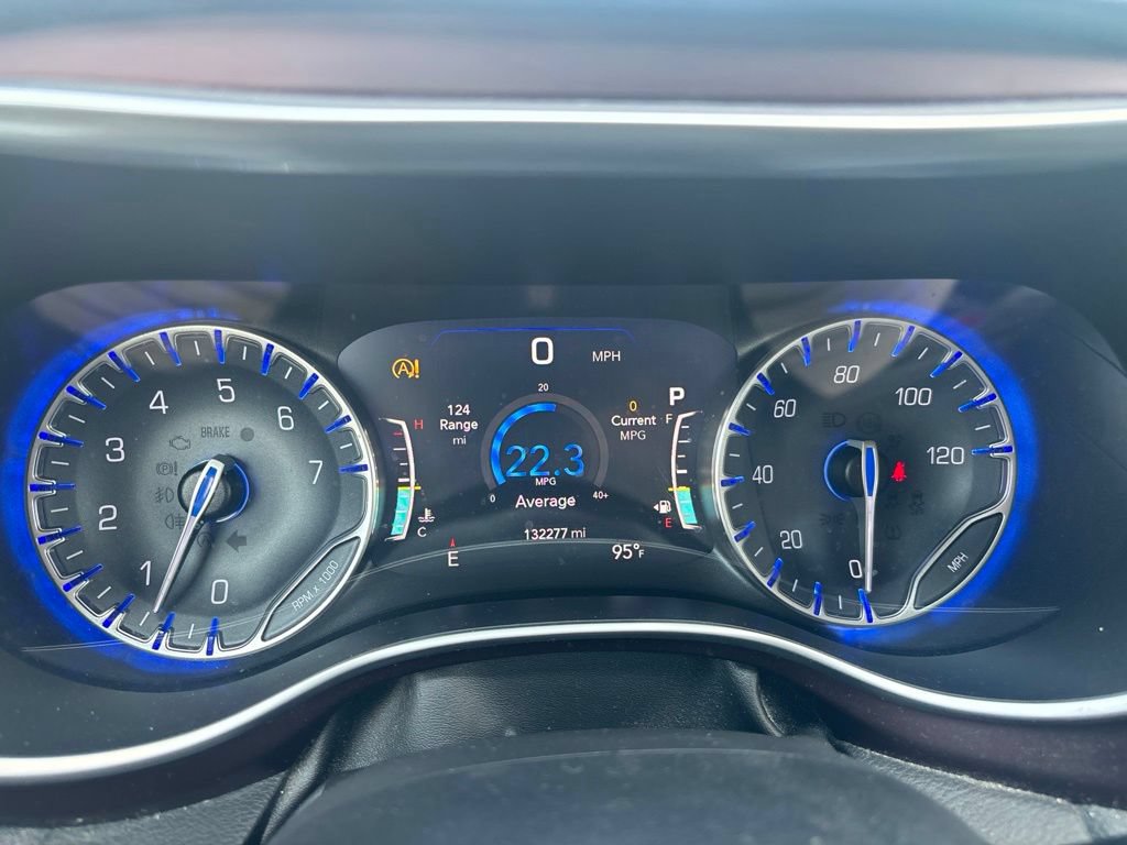 Used 2018 Chrysler Pacifica Limited w/ Tire & Wheel Group FWD image 15