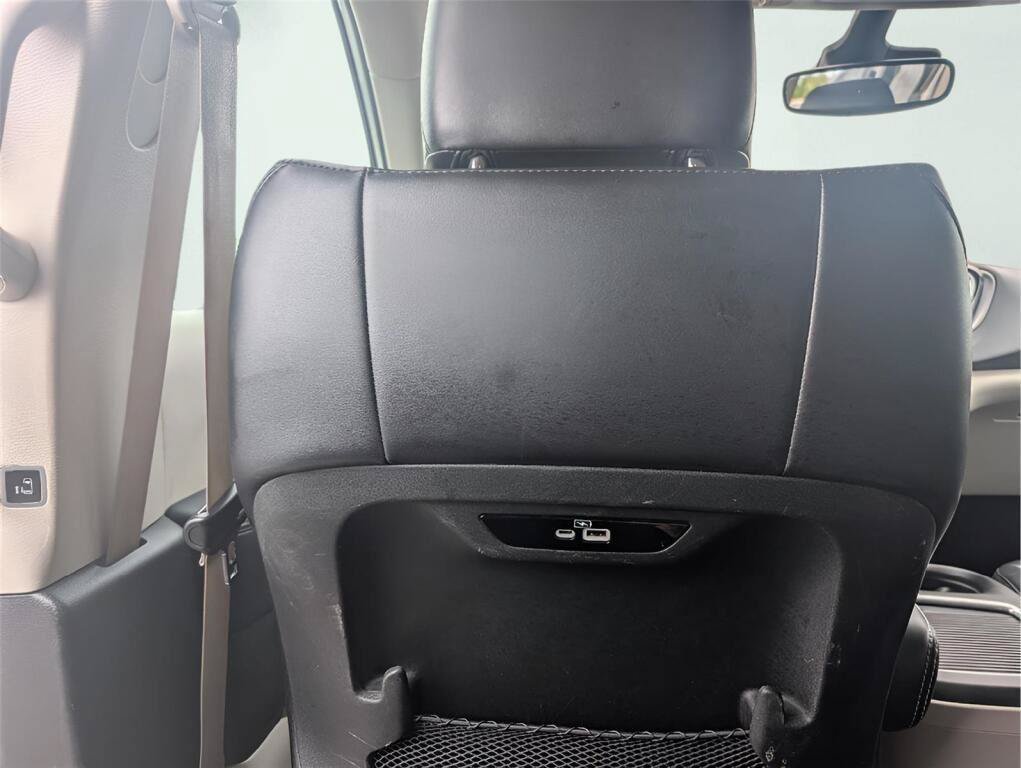 Used 2023 Chrysler Pacifica Touring-L FWD image 11