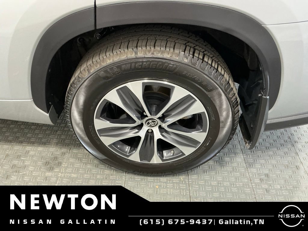 Used 2024 Toyota Highlander XLE AWD/4WD image 49