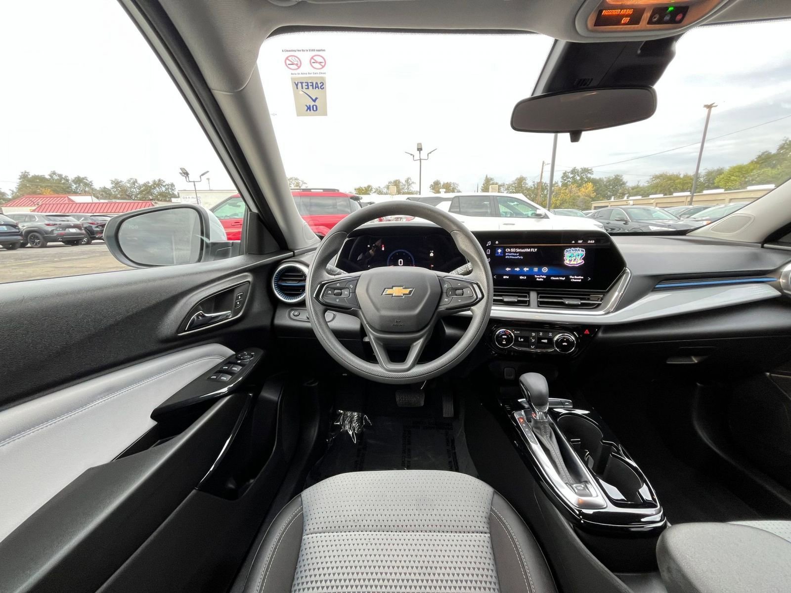 Used 2025 Chevrolet Trax LT image 32