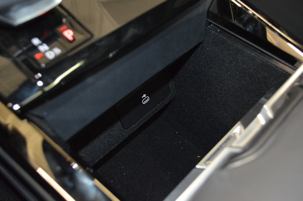 Used 2025 Land Rover Range Rover Sport SE AWD/4WD image 32