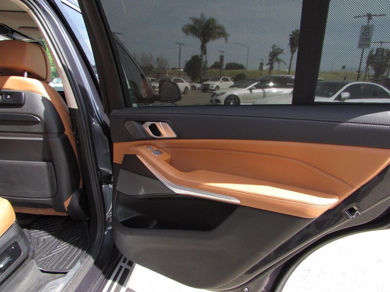 Used 2020 BMW X7 xDrive40i w/ Premium Package AWD/4WD image 39