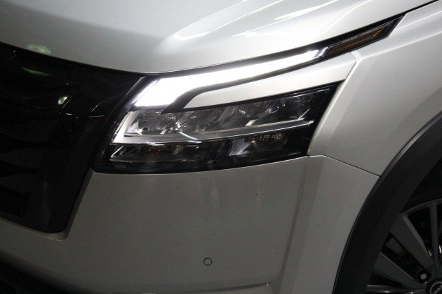 Used 2024 Nissan Pathfinder SL w/ SL Premium Package image 2