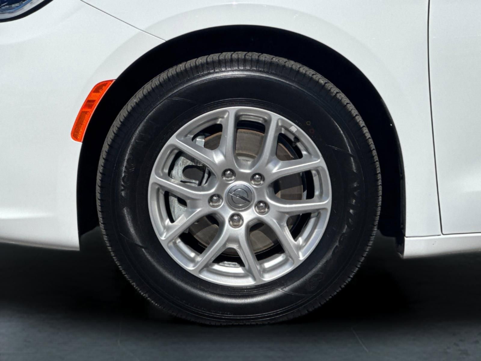 Used 2022 Chrysler Pacifica Touring-L image 26