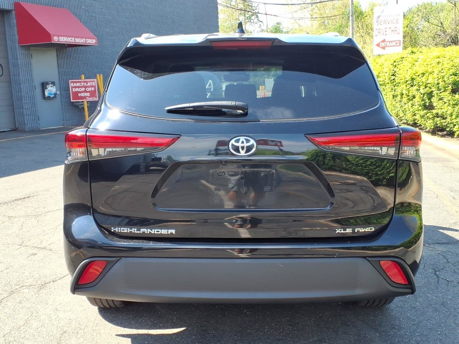 Used 2023 Toyota Highlander XLE AWD/4WD image 5