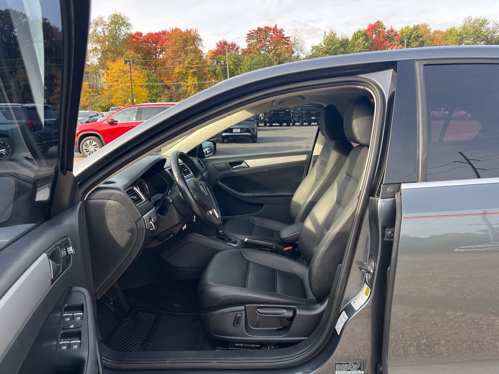 Used 2013 Volkswagen Jetta SE FWD image 19